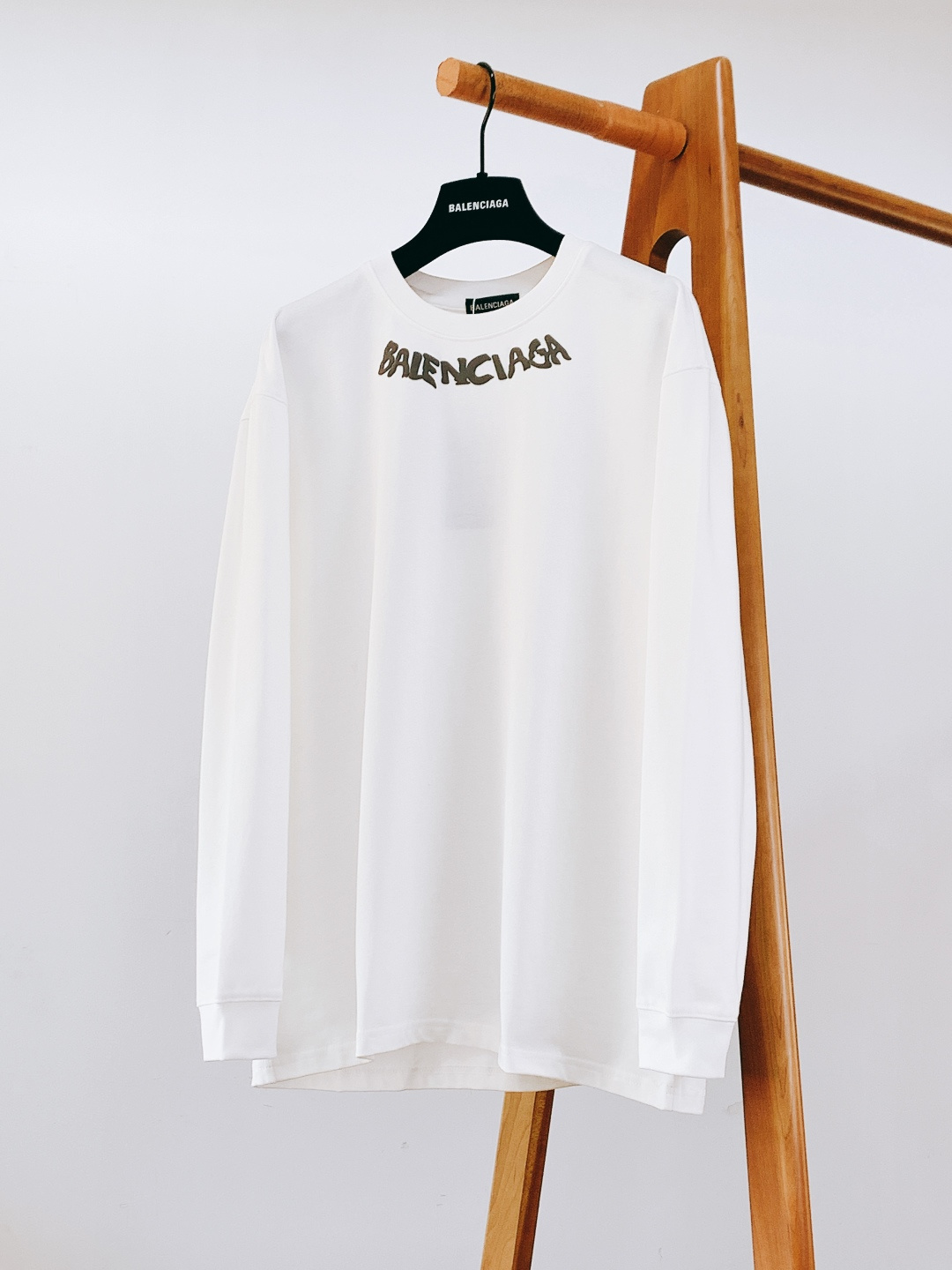 𝐁𝐚𝐥𝐞𝐧𝐜𝐢𝐚𝐠𝐚 巴黎世家 2025FW秋冬新品 发泡印花长袖打底衫，将先锋设计与实穿性完美融合！胸