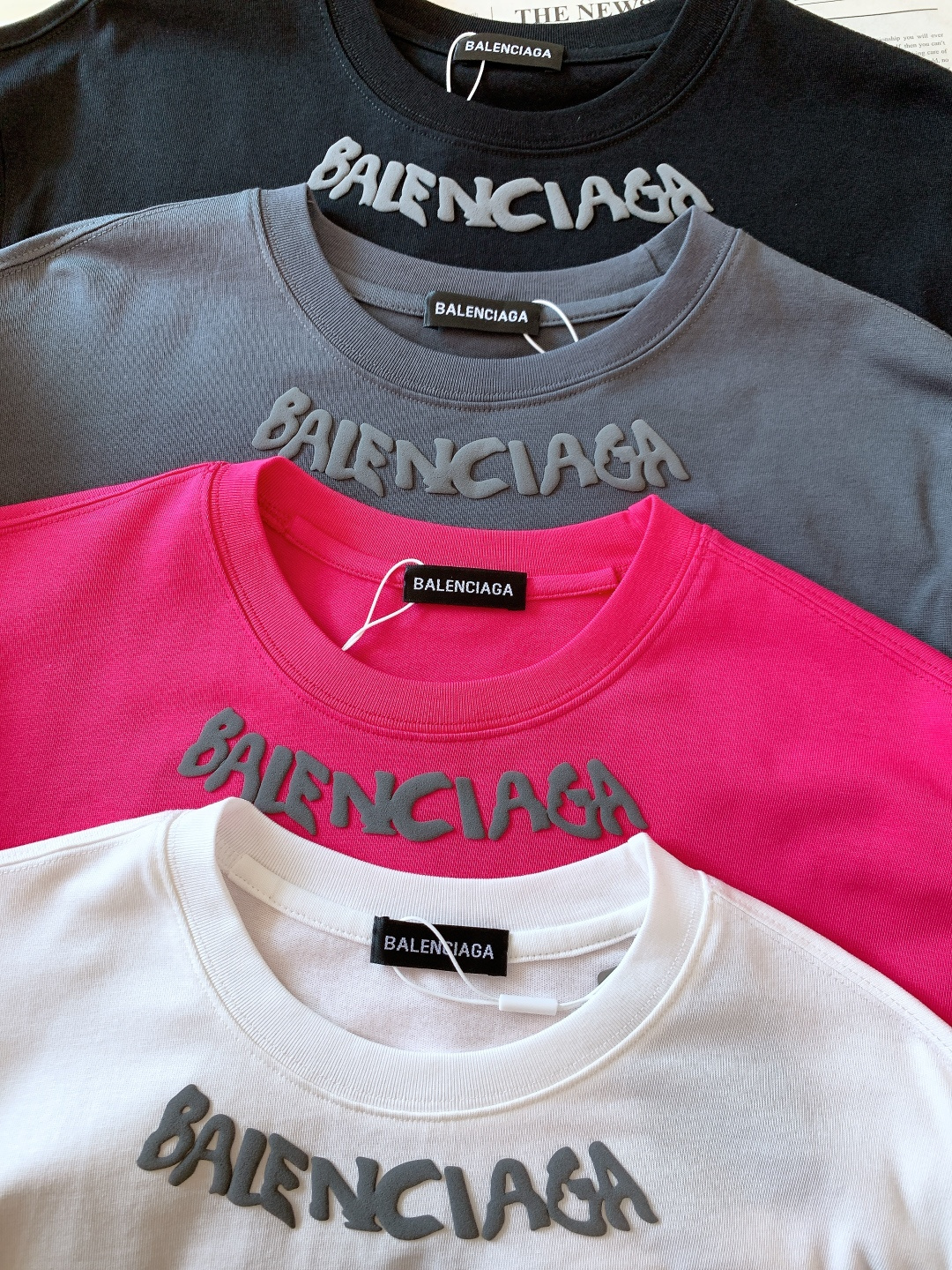 𝐁𝐚𝐥𝐞𝐧𝐜𝐢𝐚𝐠𝐚 巴黎世家 2025FW秋冬新品 发泡印花长袖打底衫，将先锋设计与实穿性完美融合！胸