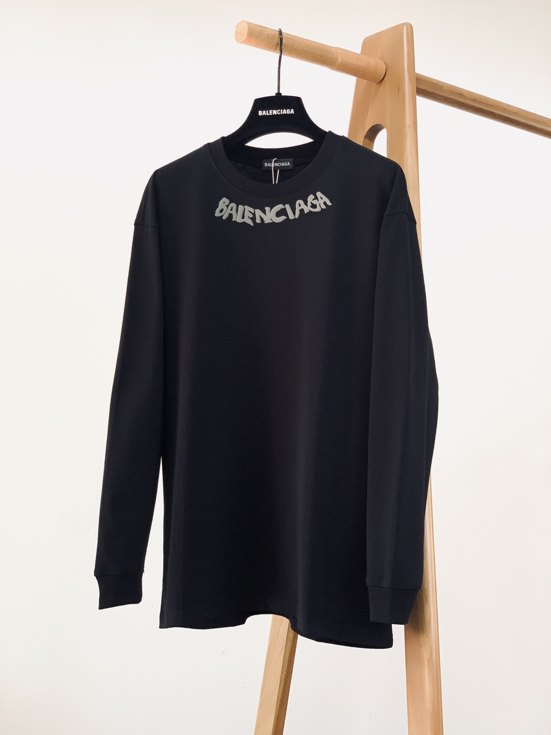 𝐁𝐚𝐥𝐞𝐧𝐜𝐢𝐚𝐠𝐚 巴黎世家 2025FW秋冬新品 发泡印花长袖打底衫，将先锋设计与实穿性完美融合！胸