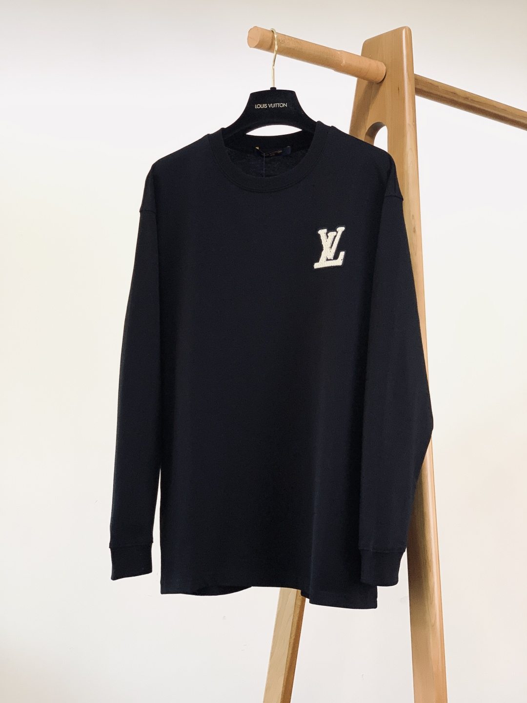 LouisVuitton 路易威登 2026SS早春新品休闲长袖打底衫。甄选高支精梳针织面料，触感软糯无