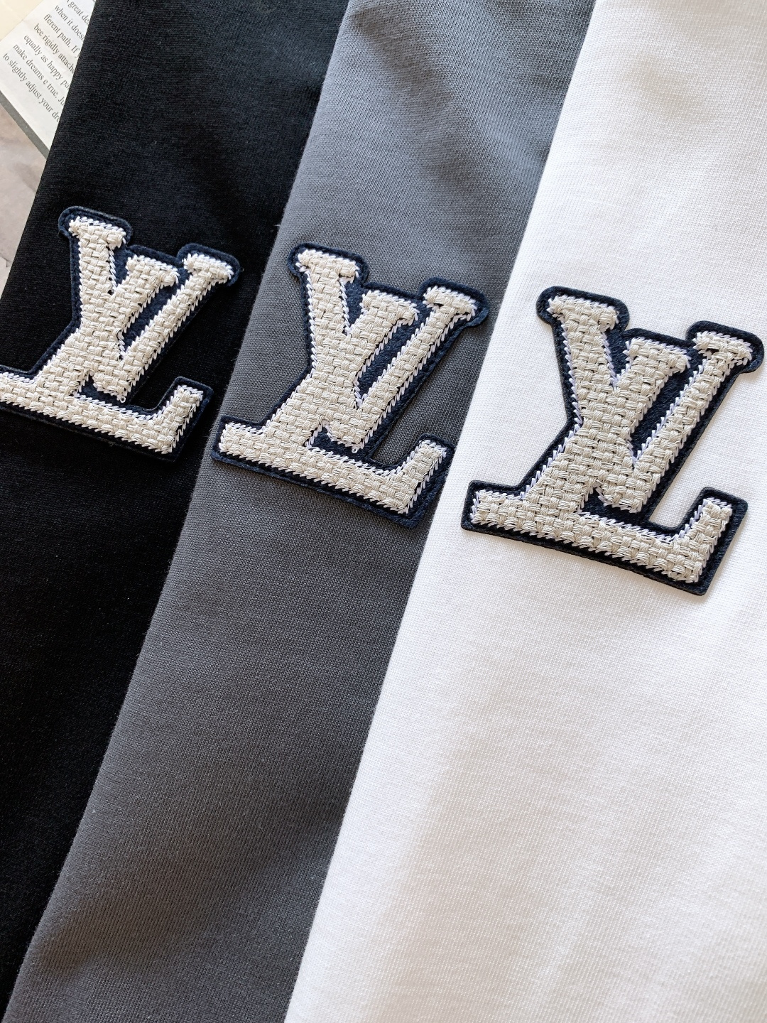 LouisVuitton 路易威登 2026SS早春新品休闲长袖打底衫。甄选高支精梳针织面料，触感软糯无