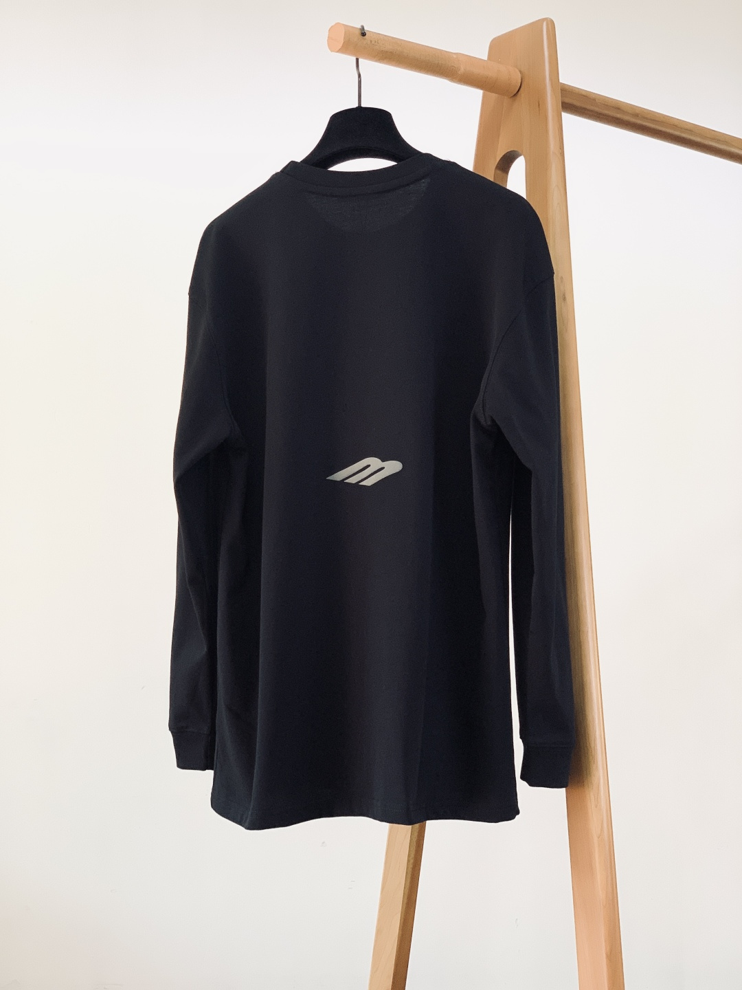 𝐁𝐚𝐥𝐞𝐧𝐜𝐢𝐚𝐠𝐚 巴黎世家 2025FW秋冬新品 发泡印花长袖打底衫，将先锋设计与实穿性完美融合！胸