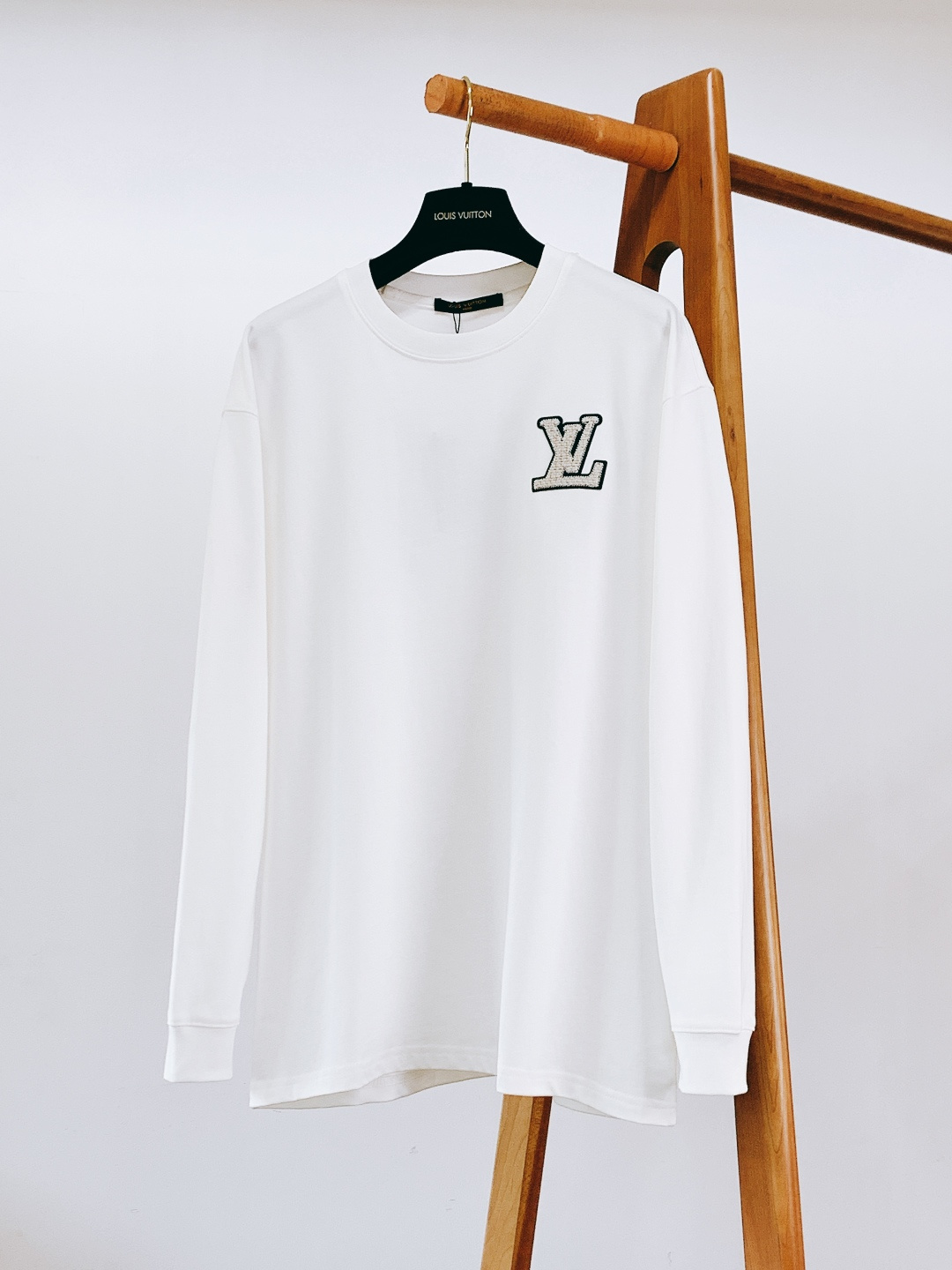 LouisVuitton 路易威登 2026SS早春新品休闲长袖打底衫。甄选高支精梳针织面料，触感软糯无