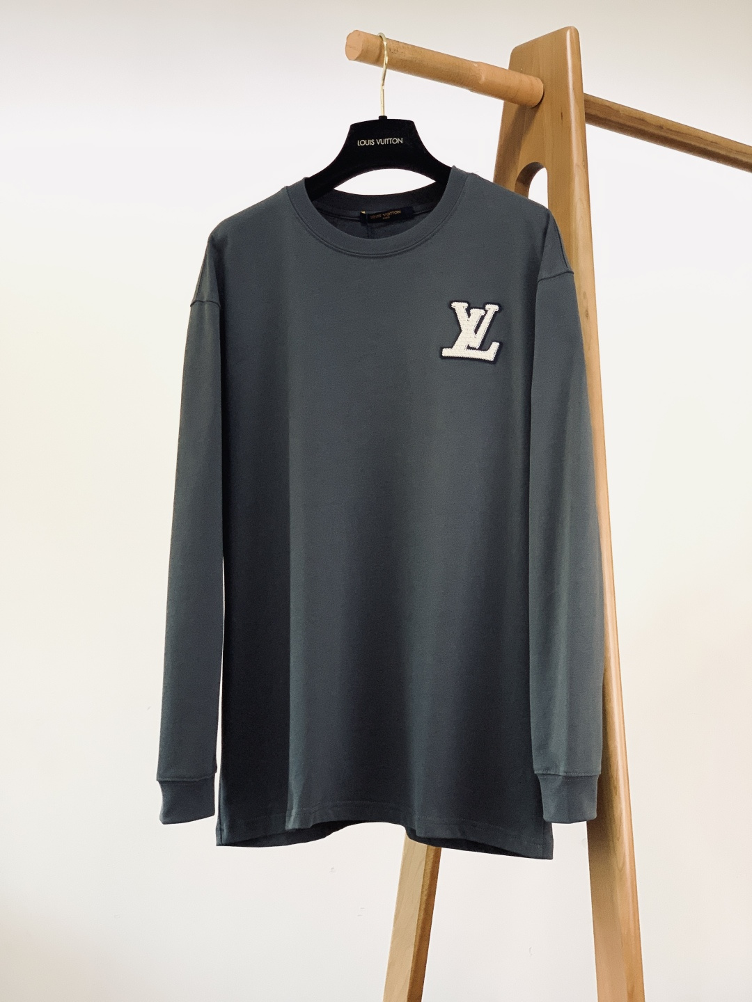 LouisVuitton 路易威登 2026SS早春新品休闲长袖打底衫。甄选高支精梳针织面料，触感软糯无