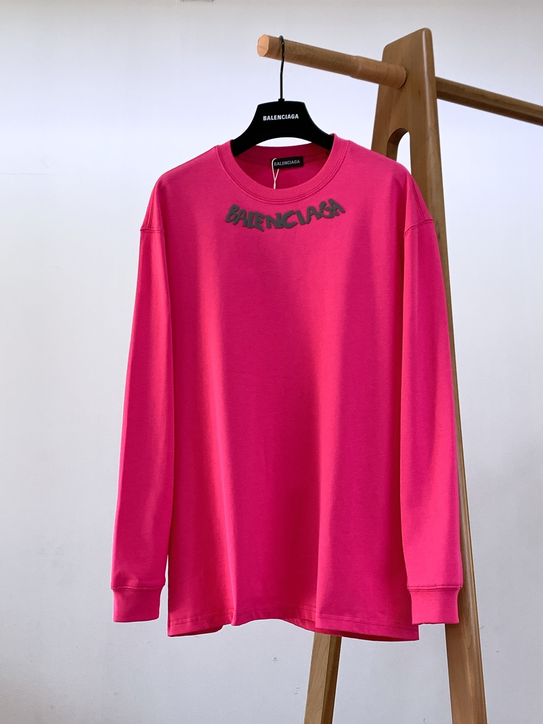 𝐁𝐚𝐥𝐞𝐧𝐜𝐢𝐚𝐠𝐚 巴黎世家 2025FW秋冬新品 发泡印花长袖打底衫，将先锋设计与实穿性完美融合！胸