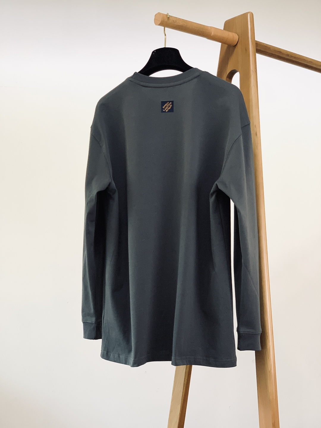 LouisVuitton 路易威登 2026SS早春新品休闲长袖打底衫。甄选高支精梳针织面料，触感软糯无