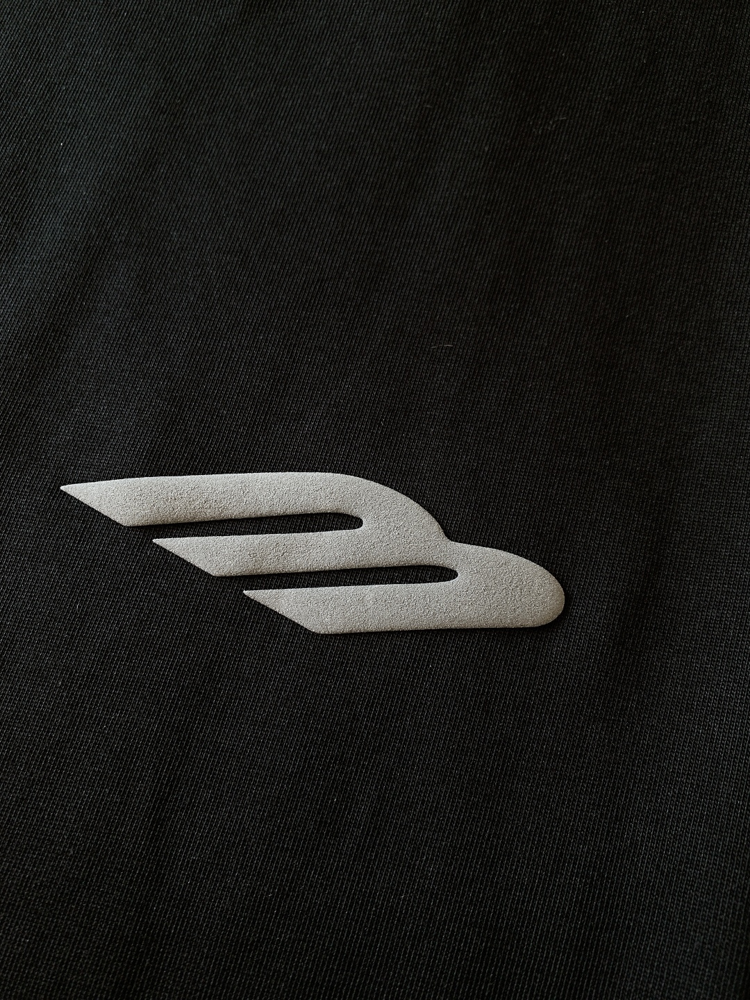 𝐁𝐚𝐥𝐞𝐧𝐜𝐢𝐚𝐠𝐚 巴黎世家 2025FW秋冬新品 发泡印花长袖打底衫，将先锋设计与实穿性完美融合！胸