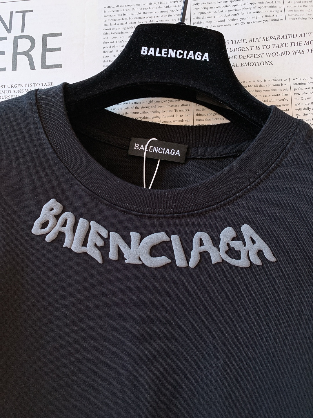 𝐁𝐚𝐥𝐞𝐧𝐜𝐢𝐚𝐠𝐚 巴黎世家 2025FW秋冬新品 发泡印花长袖打底衫，将先锋设计与实穿性完美融合！胸