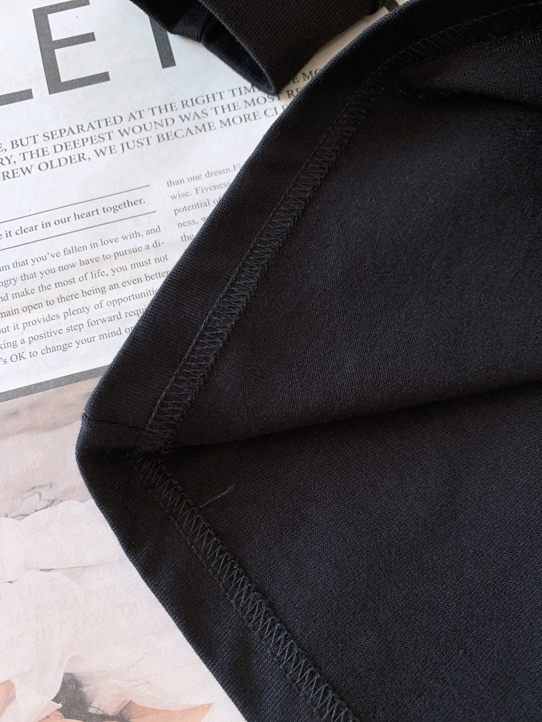 𝐁𝐚𝐥𝐞𝐧𝐜𝐢𝐚𝐠𝐚 巴黎世家 2025FW秋冬新品 发泡印花长袖打底衫，将先锋设计与实穿性完美融合！胸