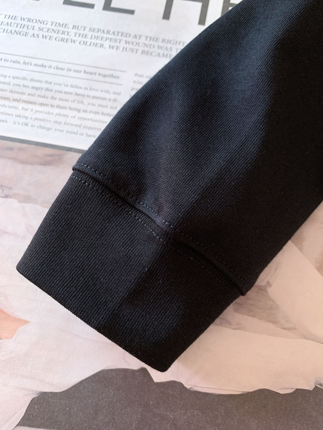 𝐁𝐚𝐥𝐞𝐧𝐜𝐢𝐚𝐠𝐚 巴黎世家 2025FW秋冬新品 发泡印花长袖打底衫，将先锋设计与实穿性完美融合！胸