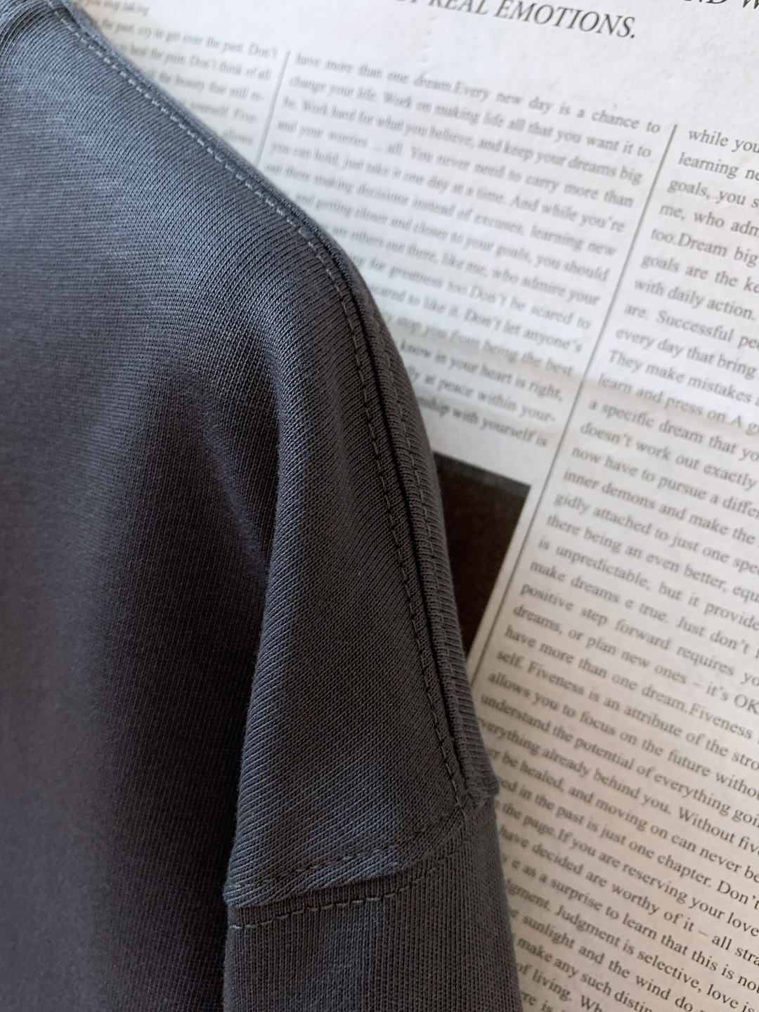 𝐁𝐚𝐥𝐞𝐧𝐜𝐢𝐚𝐠𝐚 巴黎世家 2025FW秋冬新品 发泡印花长袖打底衫，将先锋设计与实穿性完美融合！胸