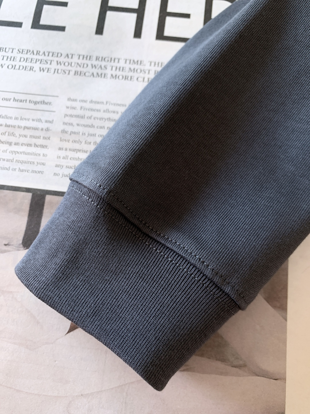 𝐁𝐚𝐥𝐞𝐧𝐜𝐢𝐚𝐠𝐚 巴黎世家 2025FW秋冬新品 发泡印花长袖打底衫，将先锋设计与实穿性完美融合！胸