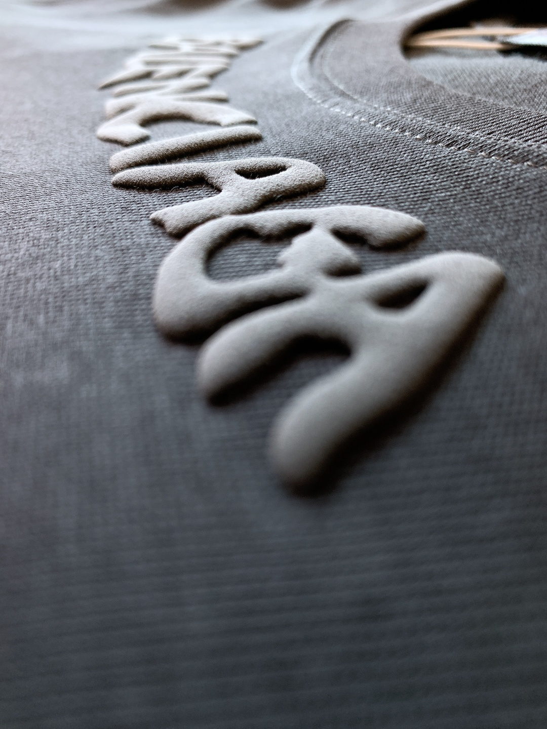 𝐁𝐚𝐥𝐞𝐧𝐜𝐢𝐚𝐠𝐚 巴黎世家 2025FW秋冬新品 发泡印花长袖打底衫，将先锋设计与实穿性完美融合！胸