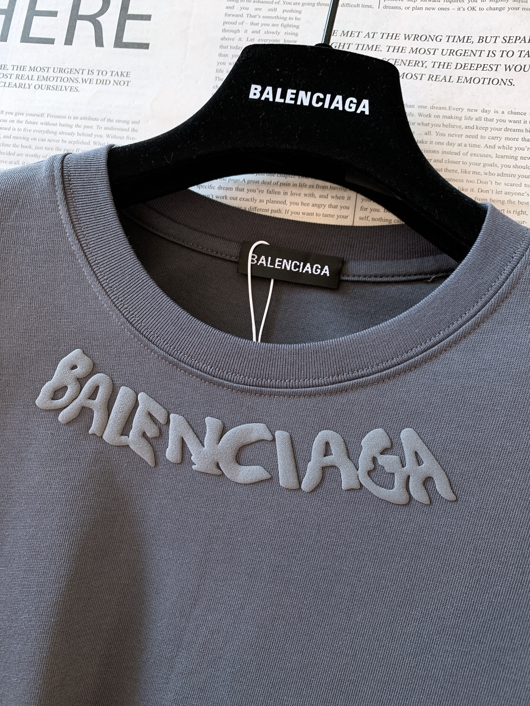 𝐁𝐚𝐥𝐞𝐧𝐜𝐢𝐚𝐠𝐚 巴黎世家 2025FW秋冬新品 发泡印花长袖打底衫，将先锋设计与实穿性完美融合！胸