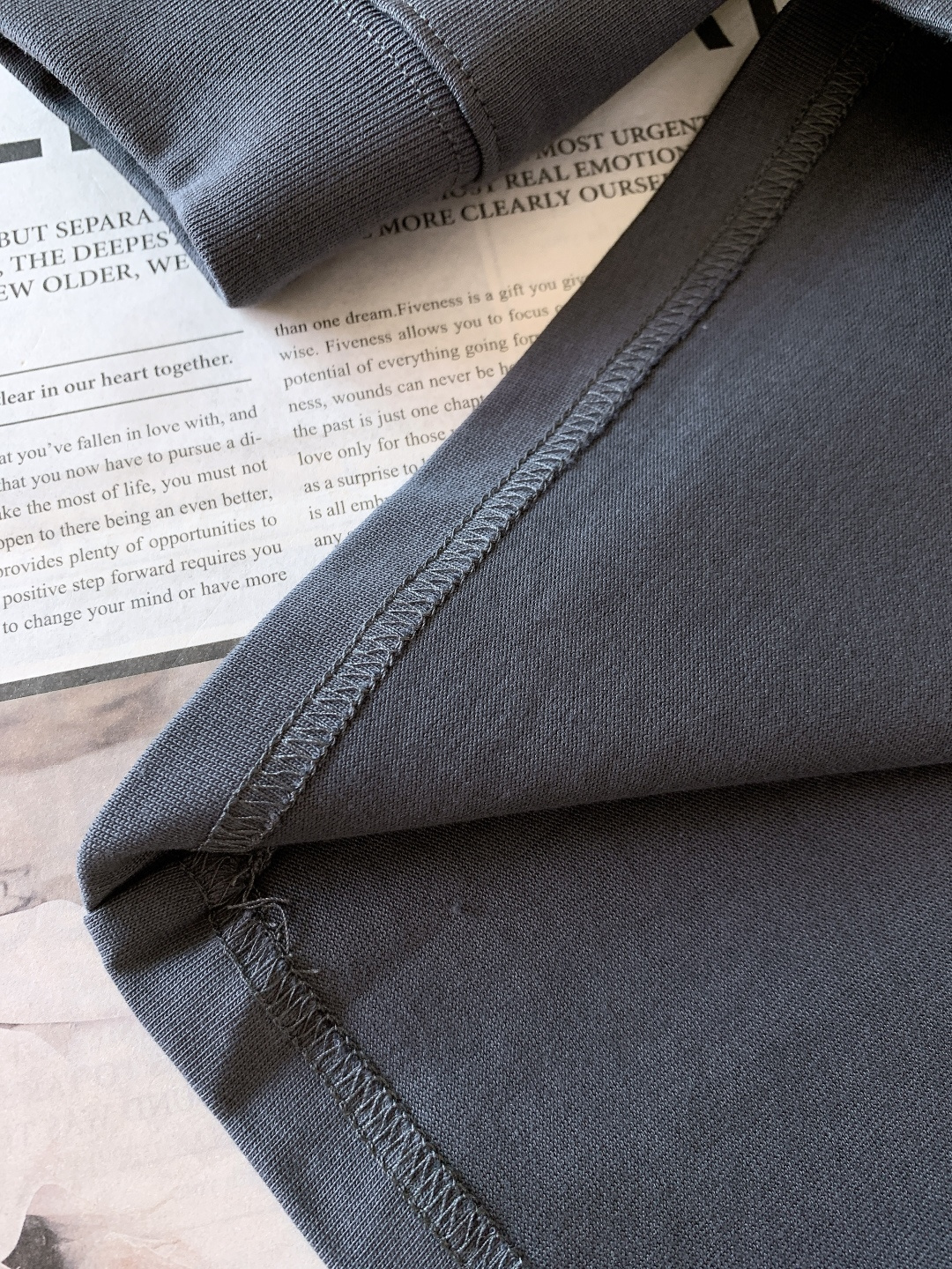 𝐁𝐚𝐥𝐞𝐧𝐜𝐢𝐚𝐠𝐚 巴黎世家 2025FW秋冬新品 发泡印花长袖打底衫，将先锋设计与实穿性完美融合！胸