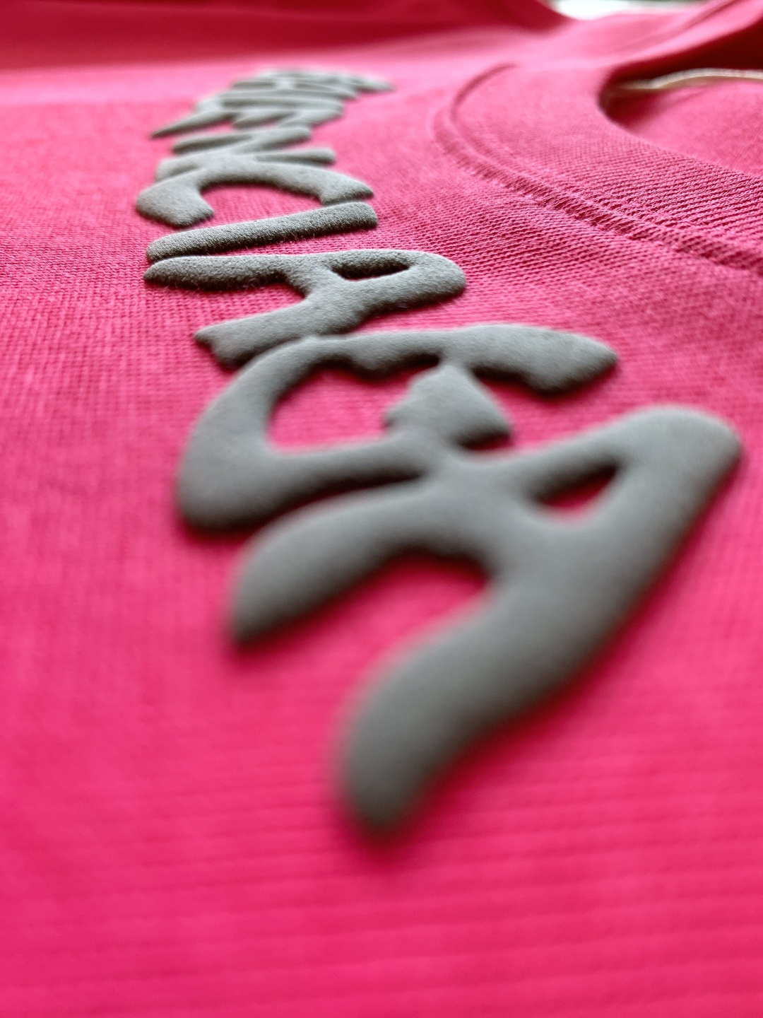 𝐁𝐚𝐥𝐞𝐧𝐜𝐢𝐚𝐠𝐚 巴黎世家 2025FW秋冬新品 发泡印花长袖打底衫，将先锋设计与实穿性完美融合！胸