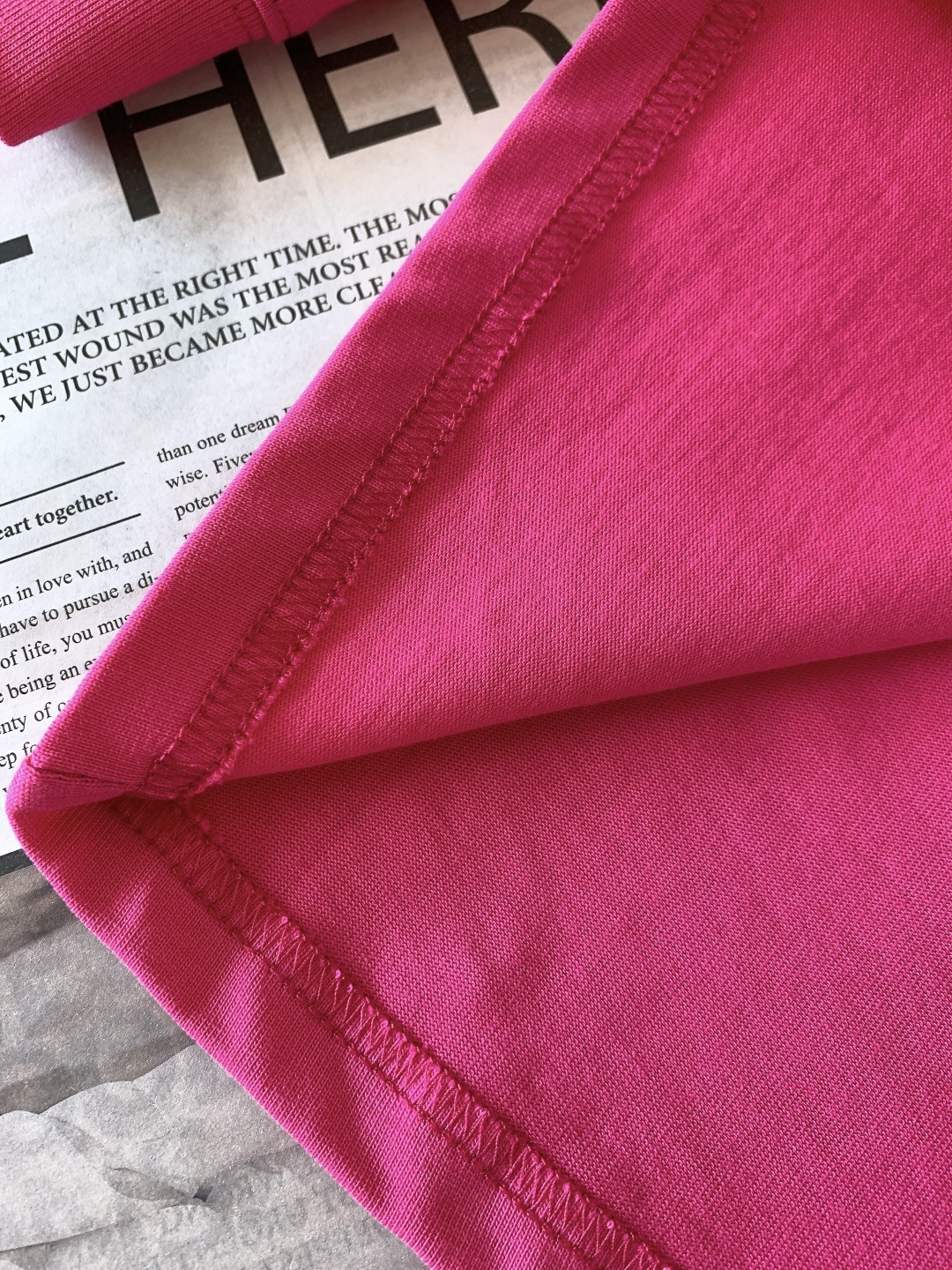 𝐁𝐚𝐥𝐞𝐧𝐜𝐢𝐚𝐠𝐚 巴黎世家 2025FW秋冬新品 发泡印花长袖打底衫，将先锋设计与实穿性完美融合！胸