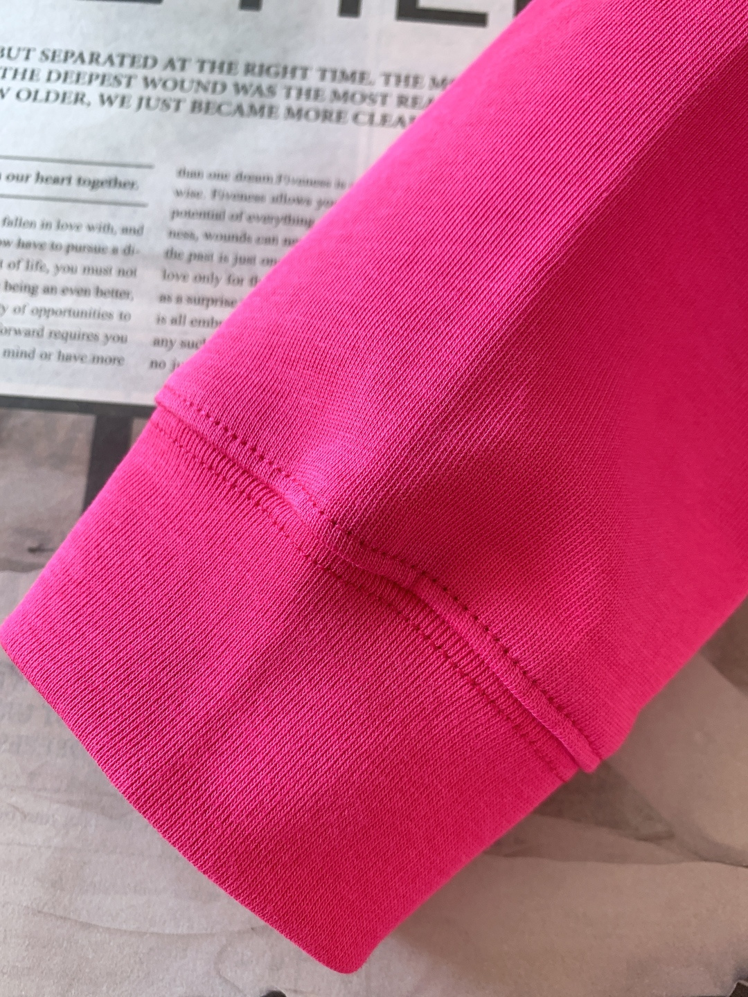 𝐁𝐚𝐥𝐞𝐧𝐜𝐢𝐚𝐠𝐚 巴黎世家 2025FW秋冬新品 发泡印花长袖打底衫，将先锋设计与实穿性完美融合！胸