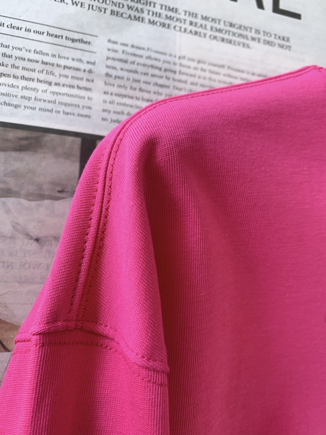 𝐁𝐚𝐥𝐞𝐧𝐜𝐢𝐚𝐠𝐚 巴黎世家 2025FW秋冬新品 发泡印花长袖打底衫，将先锋设计与实穿性完美融合！胸