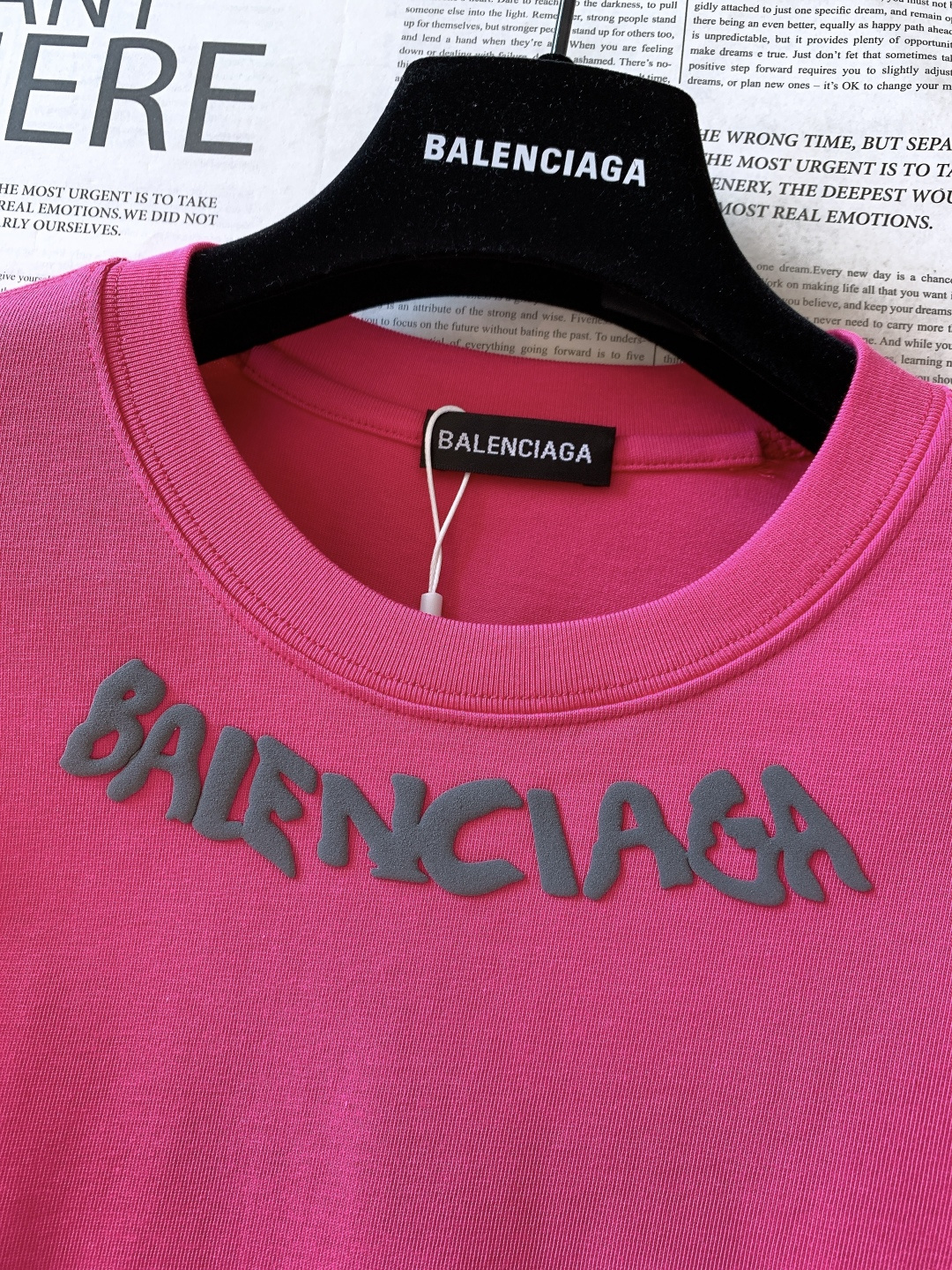 𝐁𝐚𝐥𝐞𝐧𝐜𝐢𝐚𝐠𝐚 巴黎世家 2025FW秋冬新品 发泡印花长袖打底衫，将先锋设计与实穿性完美融合！胸