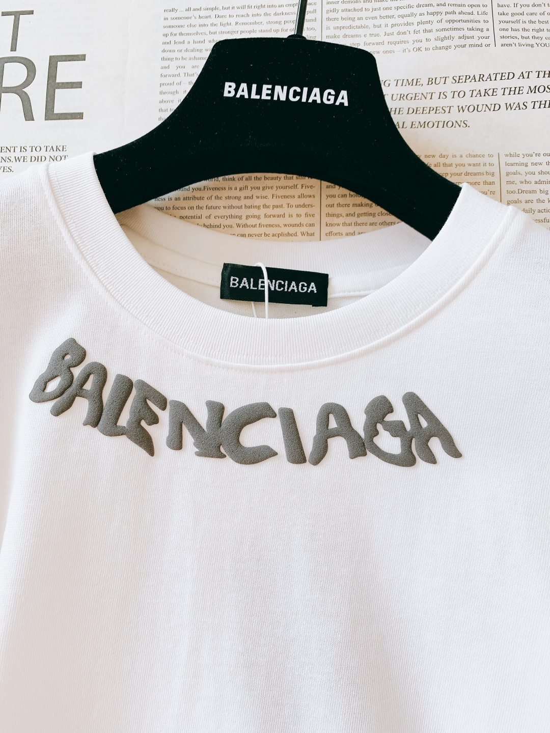 𝐁𝐚𝐥𝐞𝐧𝐜𝐢𝐚𝐠𝐚 巴黎世家 2025FW秋冬新品 发泡印花长袖打底衫，将先锋设计与实穿性完美融合！胸