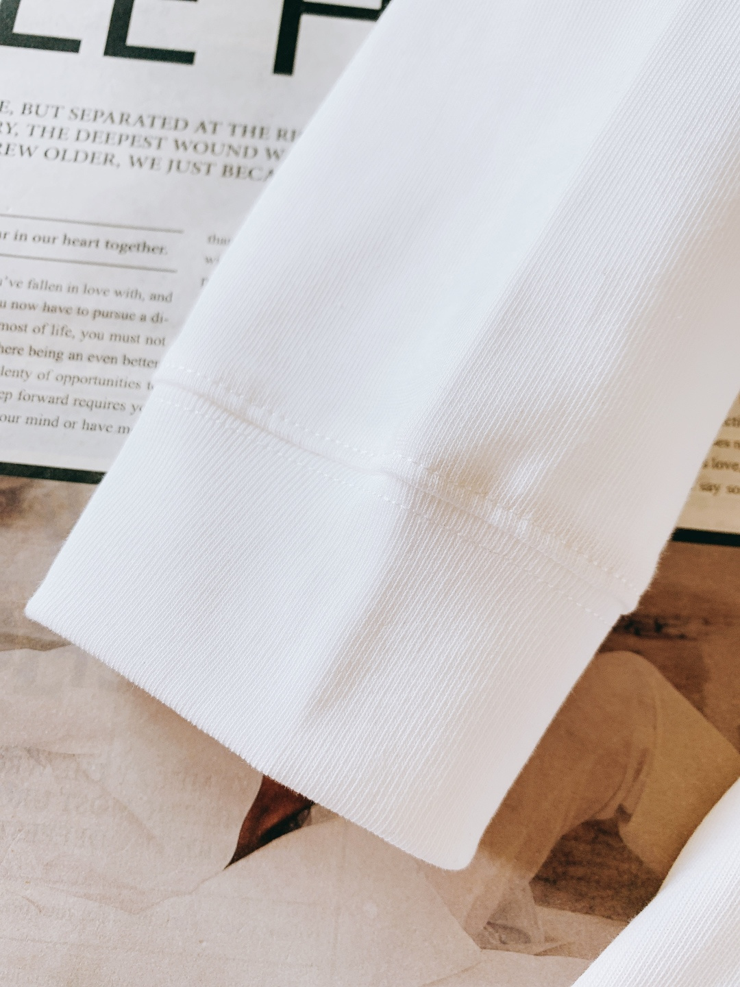 𝐁𝐚𝐥𝐞𝐧𝐜𝐢𝐚𝐠𝐚 巴黎世家 2025FW秋冬新品 发泡印花长袖打底衫，将先锋设计与实穿性完美融合！胸