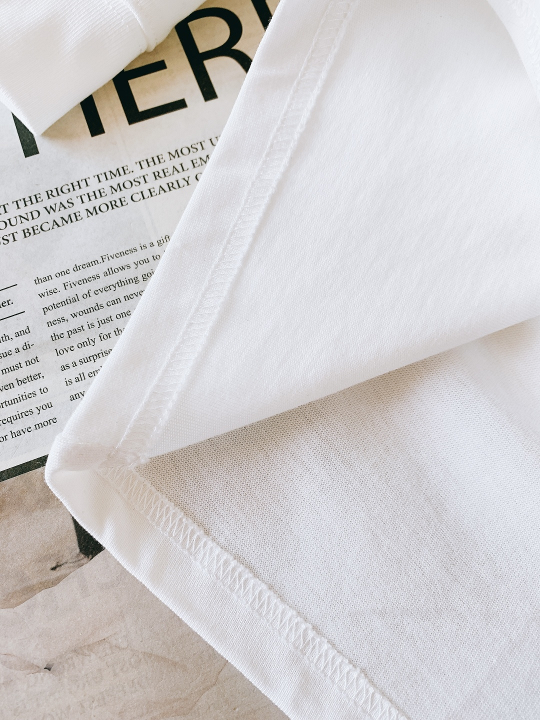 𝐁𝐚𝐥𝐞𝐧𝐜𝐢𝐚𝐠𝐚 巴黎世家 2025FW秋冬新品 发泡印花长袖打底衫，将先锋设计与实穿性完美融合！胸