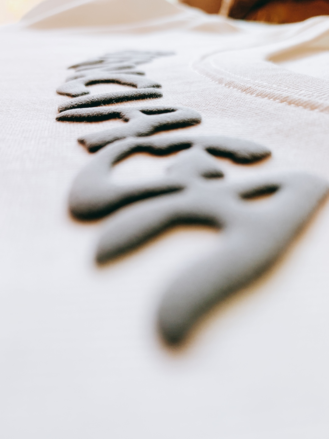 𝐁𝐚𝐥𝐞𝐧𝐜𝐢𝐚𝐠𝐚 巴黎世家 2025FW秋冬新品 发泡印花长袖打底衫，将先锋设计与实穿性完美融合！胸