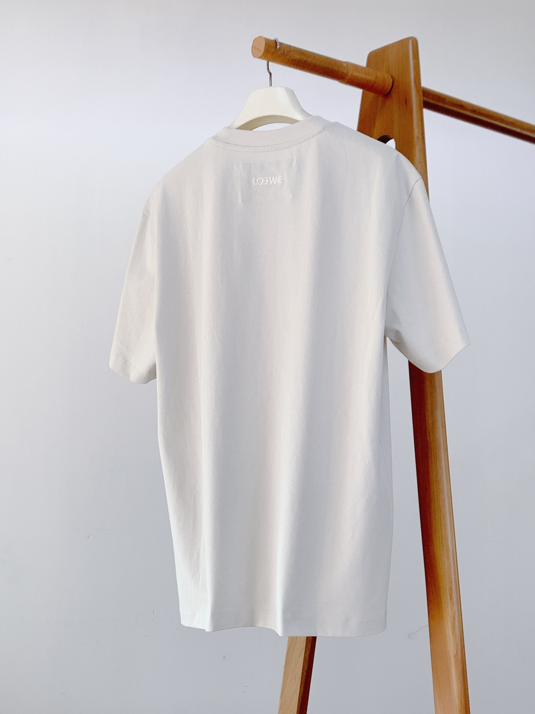 Loewe 罗意威 2026SS早春新品立体刺绣T恤。采用32支双股高克重精梳棉打造，面料克重达到280