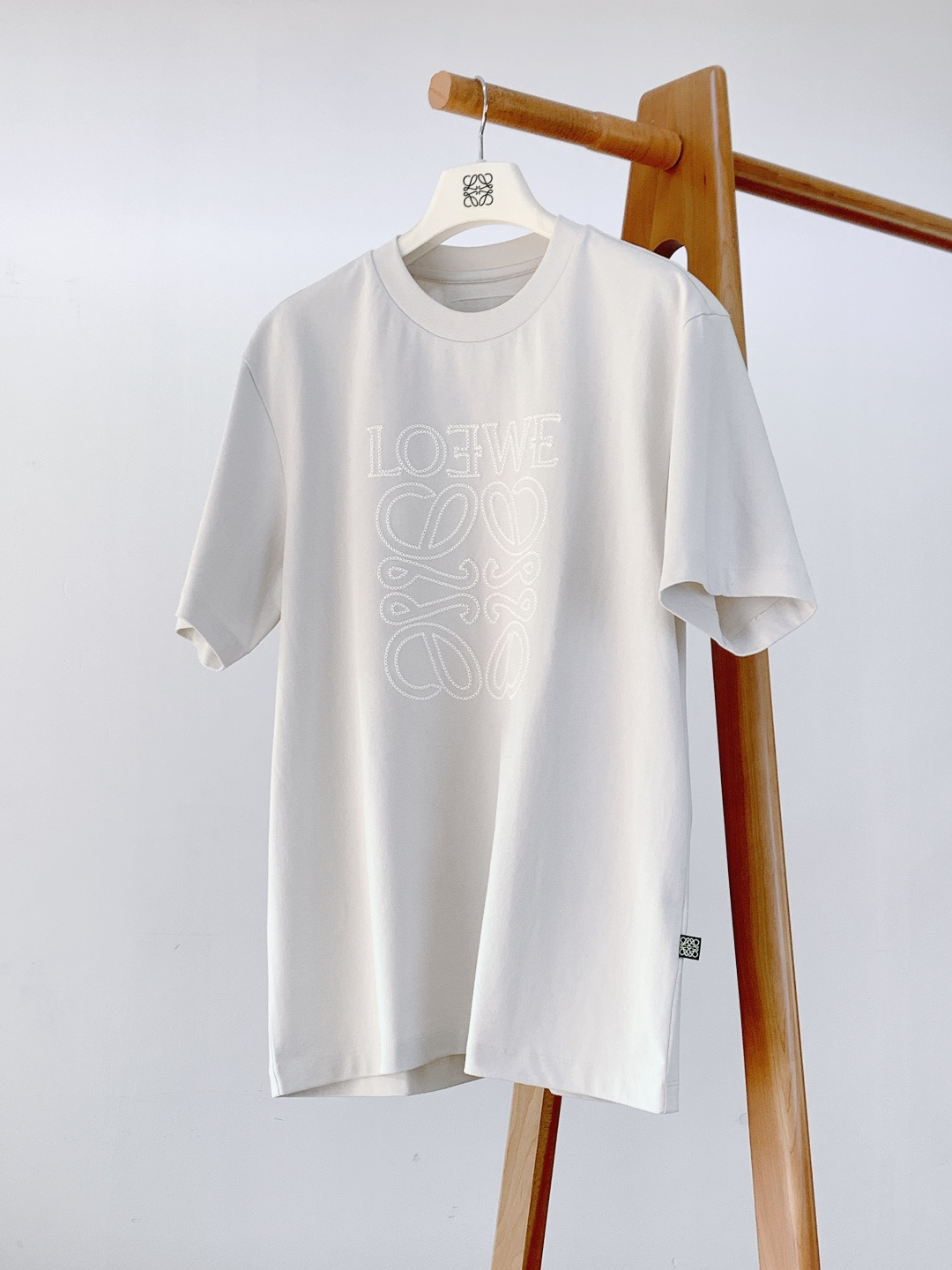 Loewe 罗意威 2026SS早春新品立体刺绣T恤。采用32支双股高克重精梳棉打造，面料克重达到280