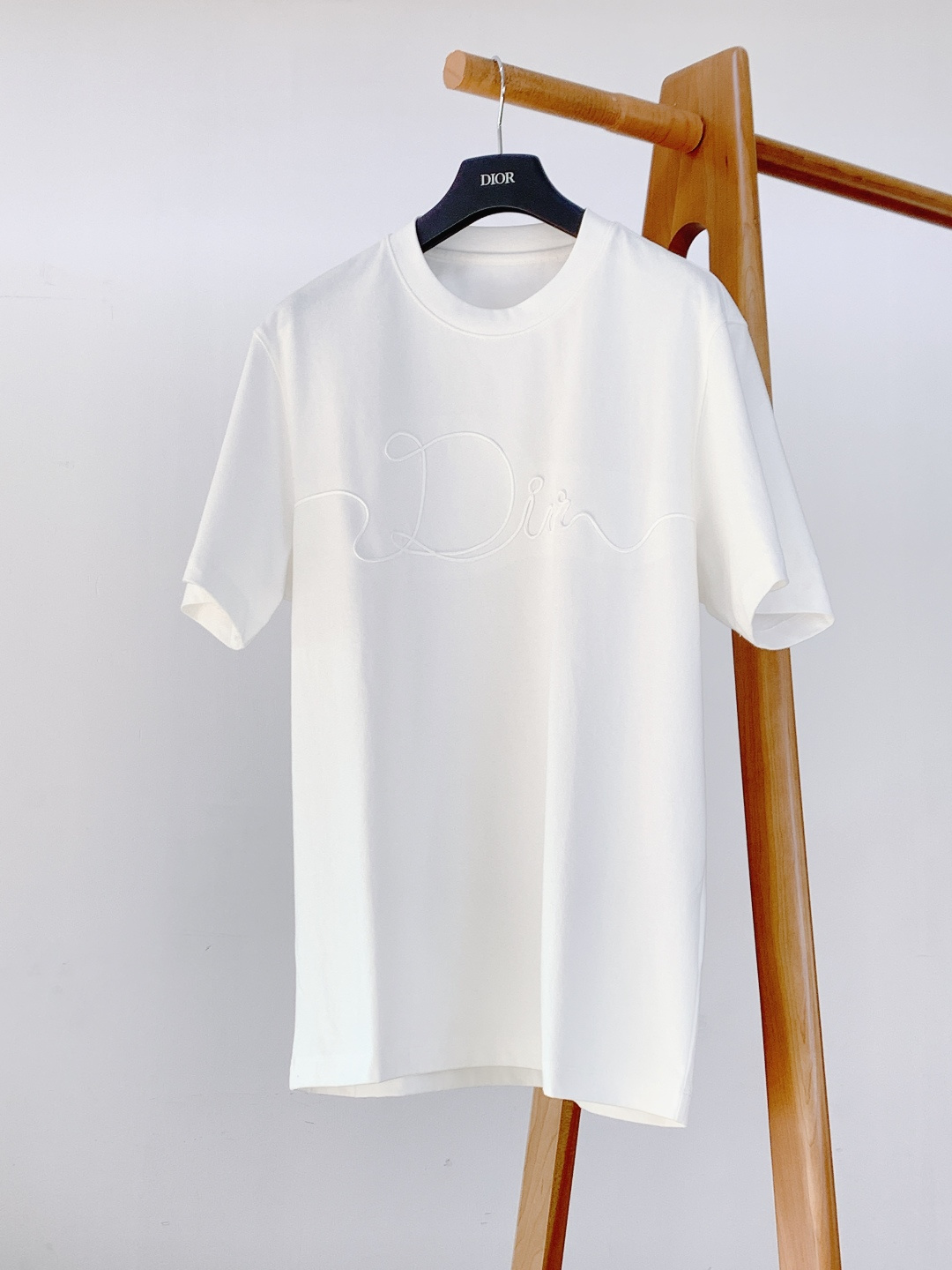 Dior Homme 迪奥·桀傲 2026SS早春新品 浮雕logo短袖。定制高支双股精梳棉，经液氨预缩