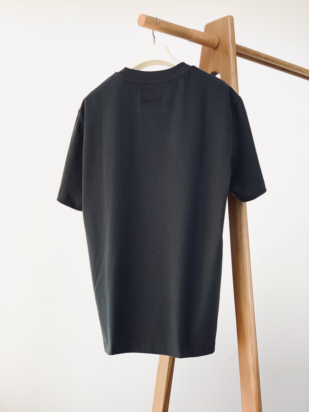 Loewe 罗意威 2026SS早春新品立体刺绣T恤。采用32支双股高克重精梳棉打造，面料克重达到280