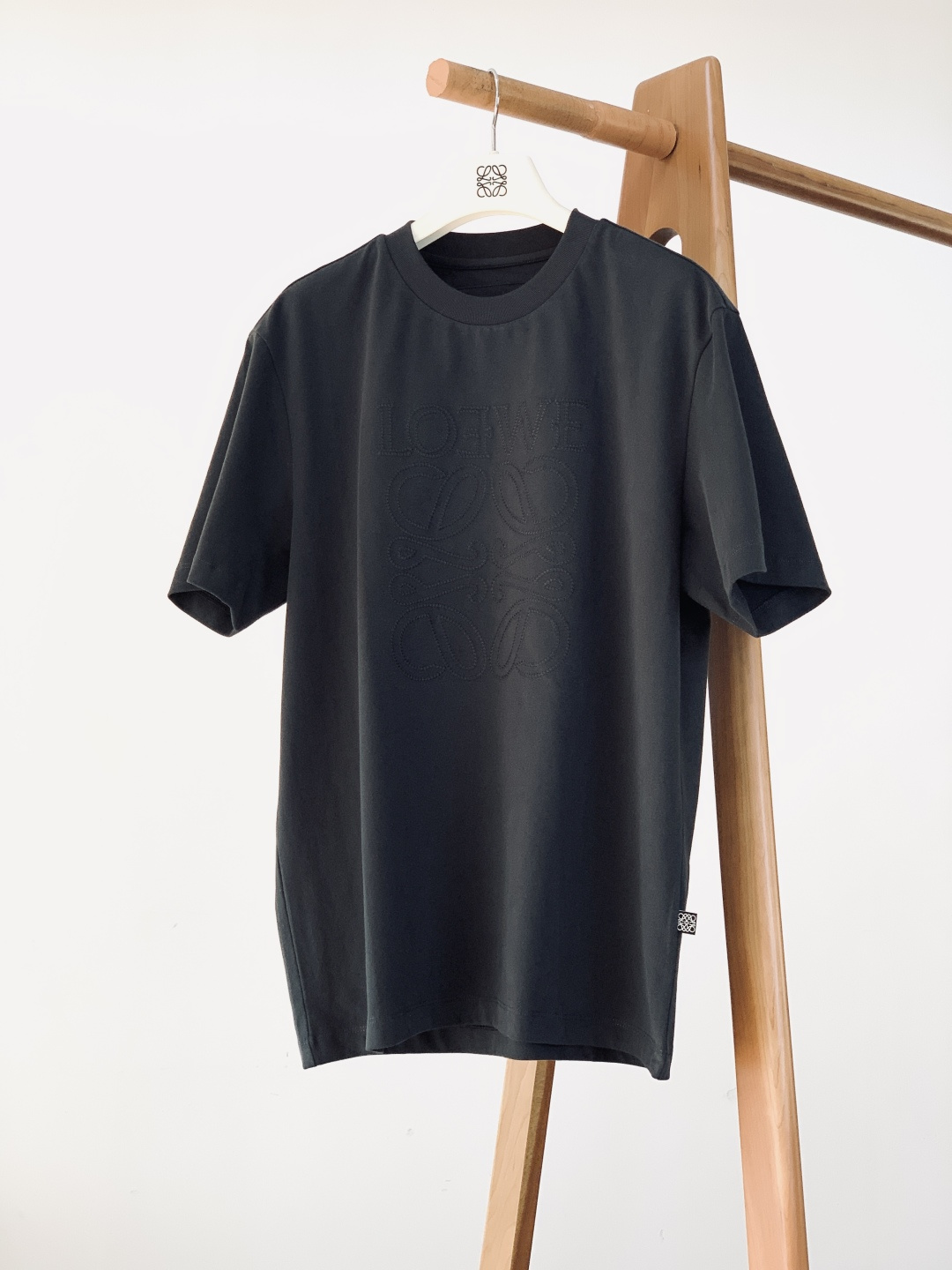 Loewe 罗意威 2026SS早春新品立体刺绣T恤。采用32支双股高克重精梳棉打造，面料克重达到280