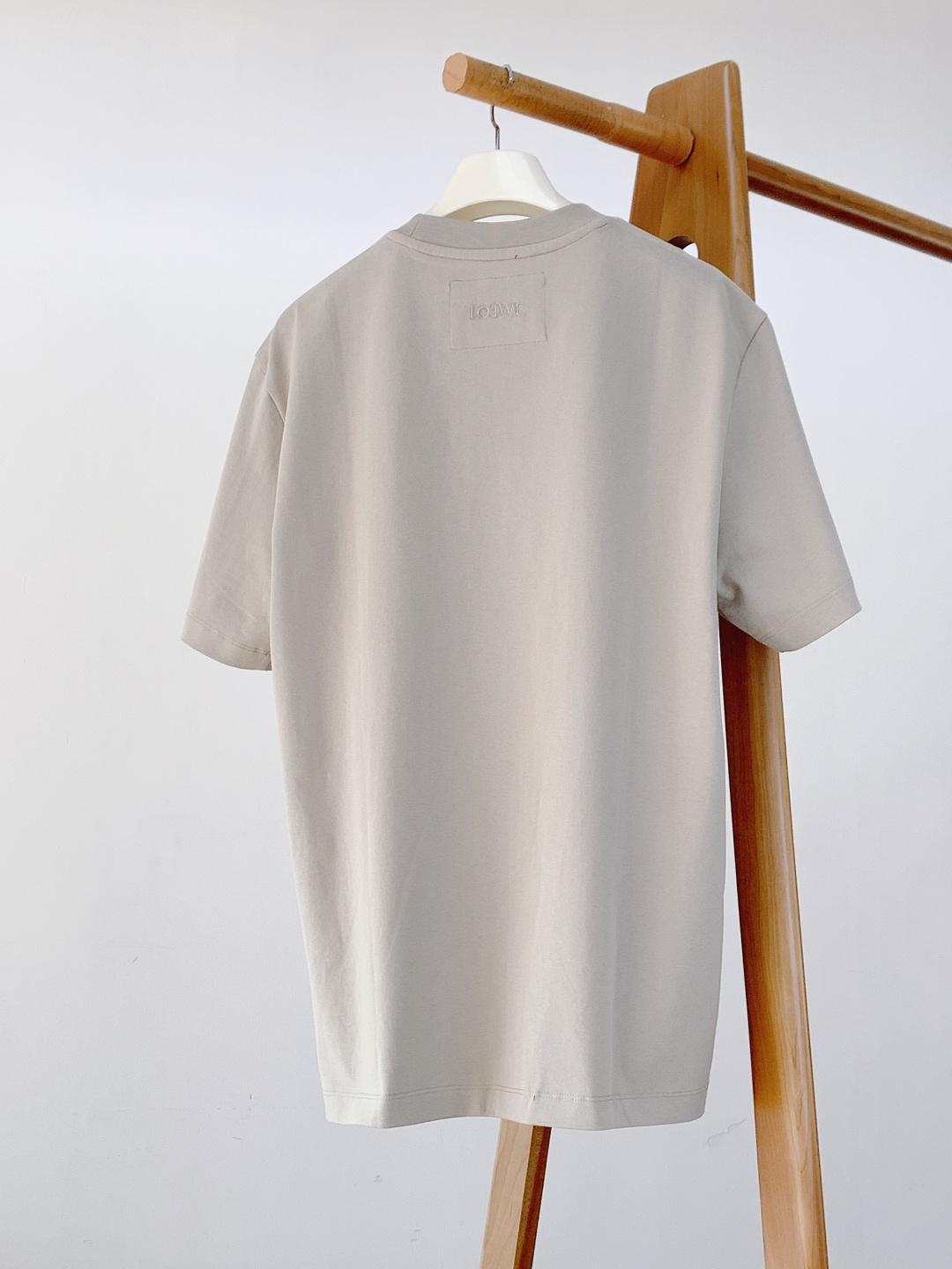 Loewe 罗意威 2026SS早春新品立体刺绣T恤。采用32支双股高克重精梳棉打造，面料克重达到280