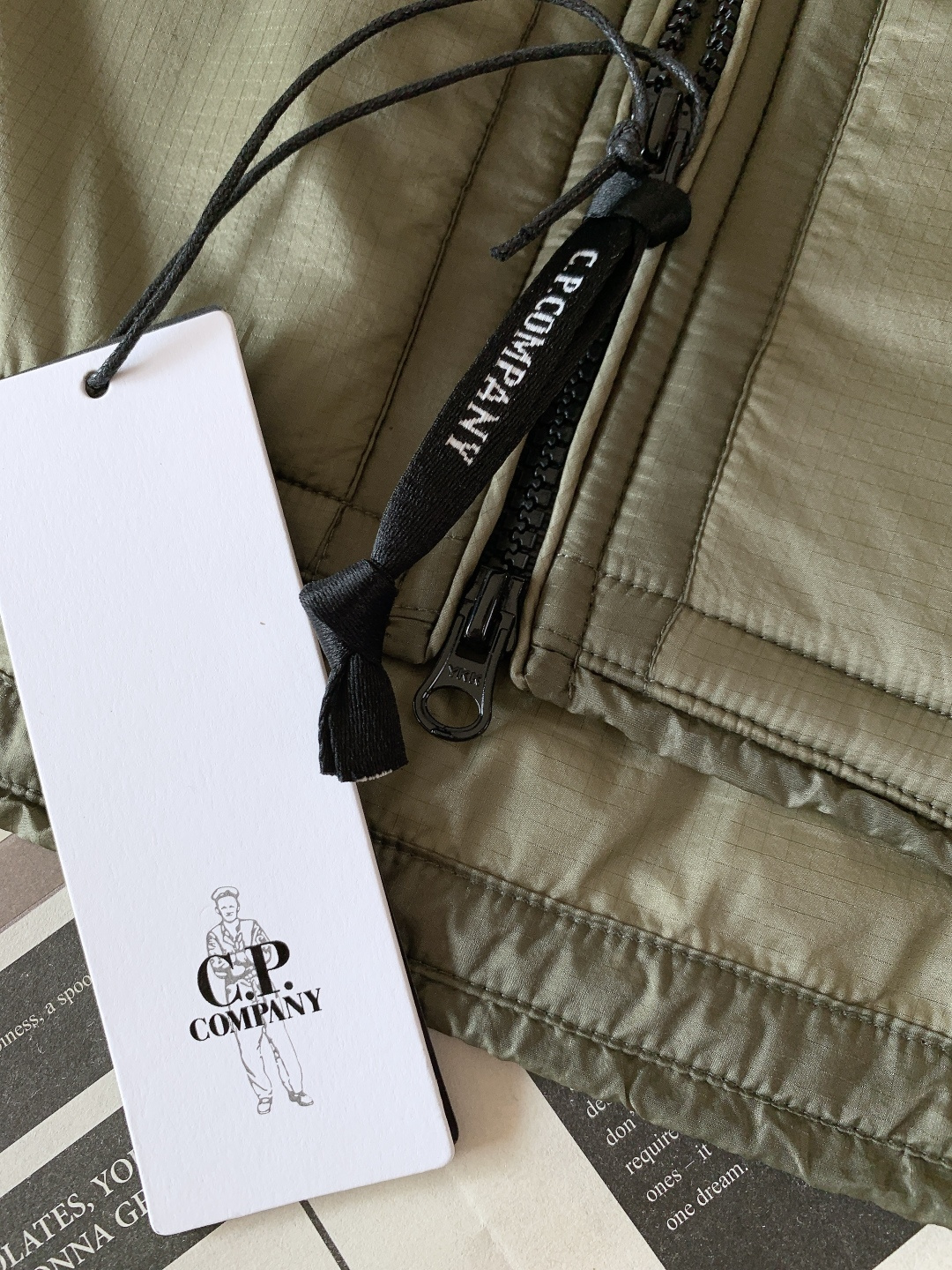 C.P.ComPany 薄棉连帽夹克 机能细节拉满的意式户外风单品。 采用杜邦棉填充搭配尼龙外壳,轻量保暖且防风抗皱,薄 C.P.ComPany 薄棉连帽夹克 机能细节拉满的意式户外风单品。 采用杜邦棉填充搭配尼龙外壳,轻量保暖且防风抗皱,薄