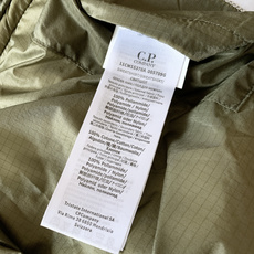 C.P.ComPany 薄棉连帽夹克 机能细节拉满的意式户外风单品。 采用杜邦棉填充搭配尼龙外壳,轻量保暖且防风抗皱,薄 C.P.ComPany 薄棉连帽夹克 机能细节拉满的意式户外风单品。 采用杜邦棉填充搭配尼龙外壳,轻量保暖且防风抗皱,薄