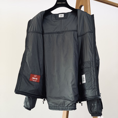 C.P.ComPany 薄棉连帽夹克 机能细节拉满的意式户外风单品。 采用杜邦棉填充搭配尼龙外壳,轻量保暖且防风抗皱,薄 C.P.ComPany 薄棉连帽夹克 机能细节拉满的意式户外风单品。 采用杜邦棉填充搭配尼龙外壳,轻量保暖且防风抗皱,薄