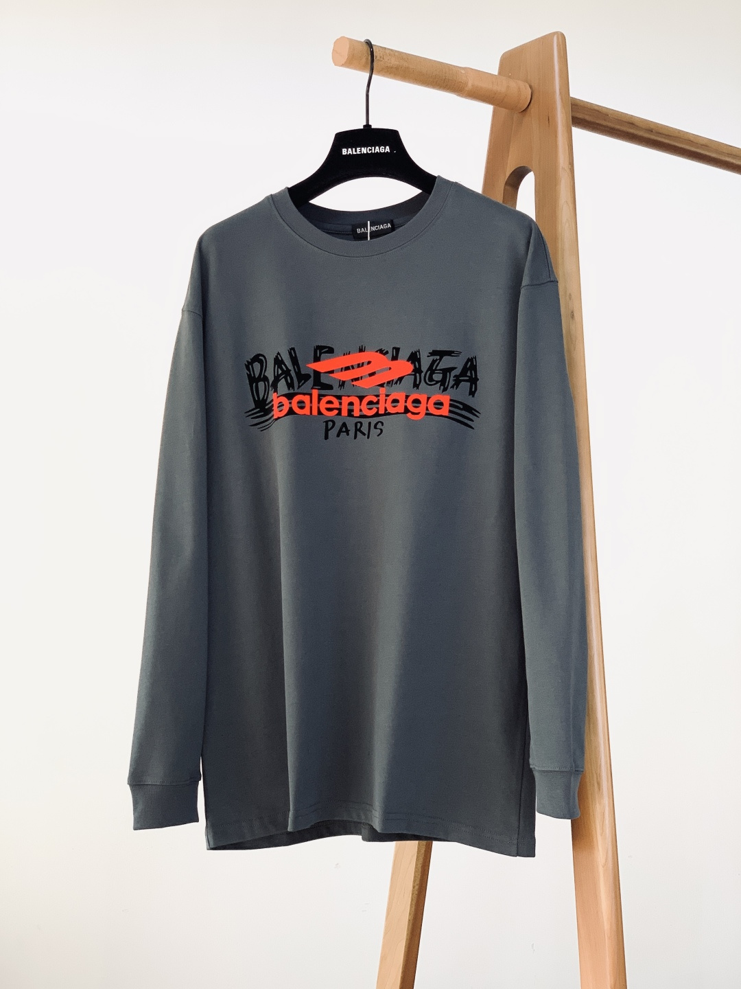 𝐁𝐚𝐥𝐞𝐧𝐜𝐢𝐚𝐠𝐚 巴黎世家 2026SS早春新品 涂鸦字母长袖太吸睛！高支精梳棉混纺面料软糯有弹力，