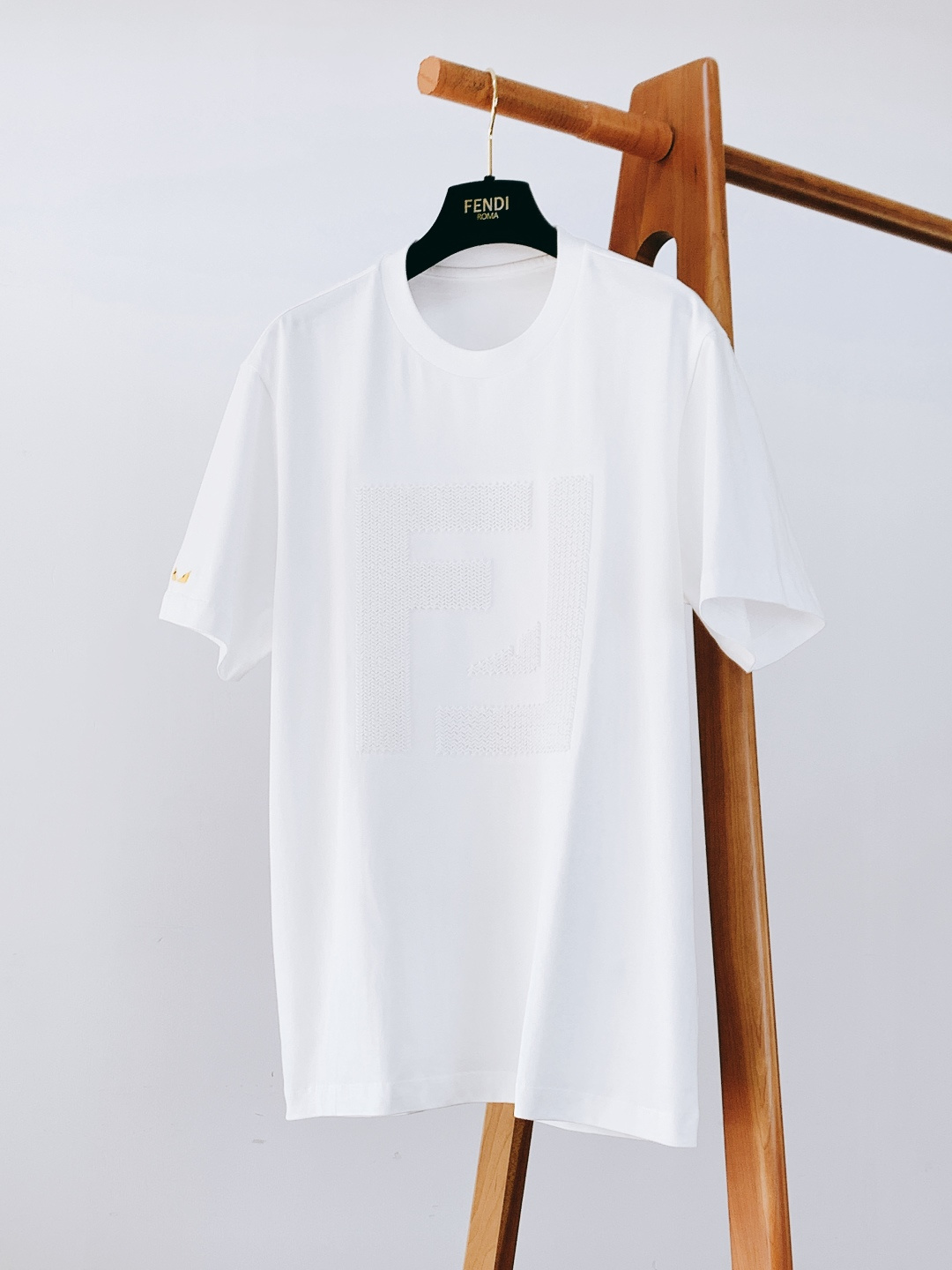 Fendi 芬迪 2026SS早春新品 编织标识短袖T恤。白、黑、灰三色演绎意式奢雅。立体编织FF标工艺