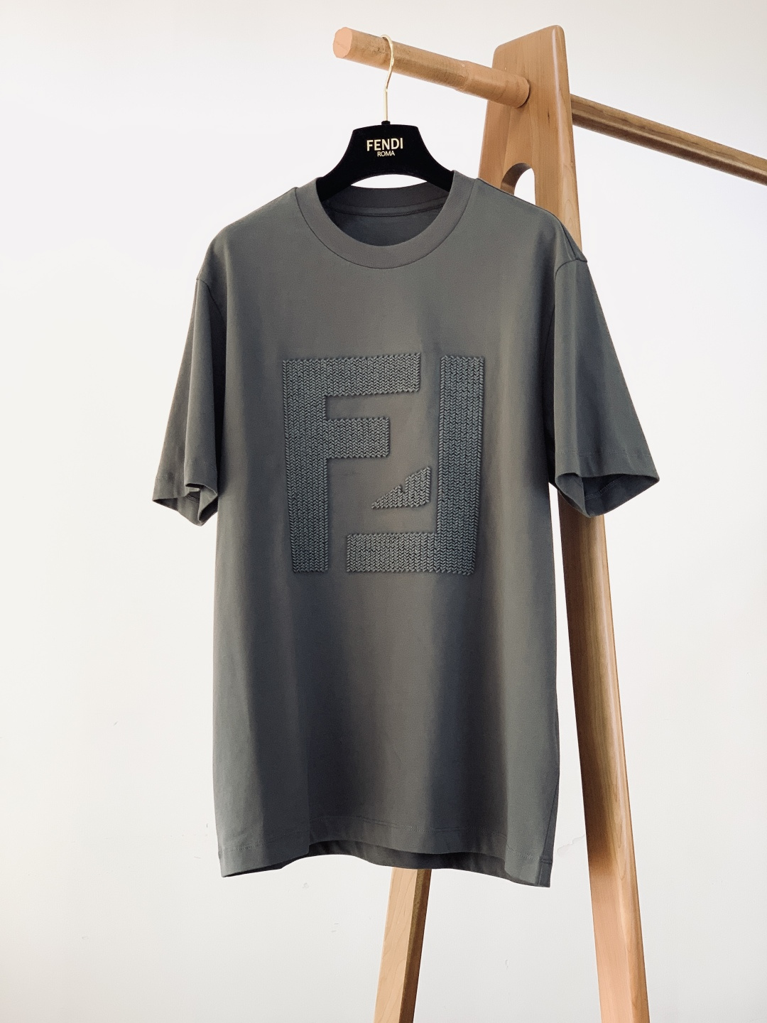 Fendi 芬迪 2026SS早春新品 编织标识短袖T恤。白、黑、灰三色演绎意式奢雅。立体编织FF标工艺