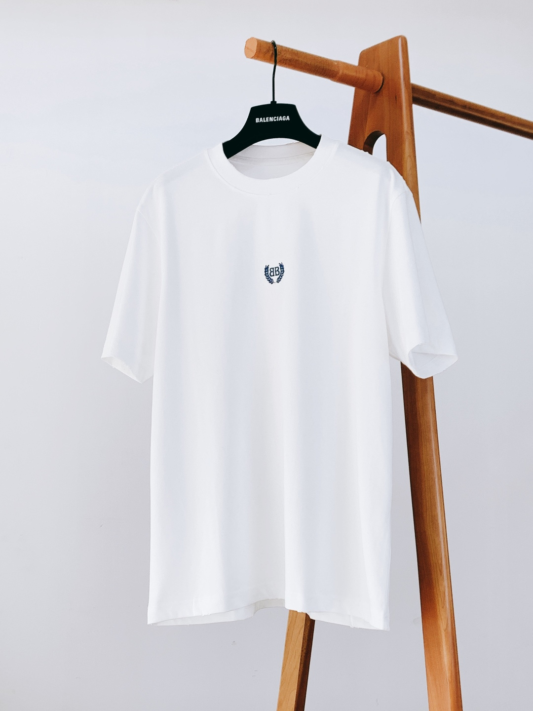 𝐁𝐚𝐥𝐞𝐧𝐜𝐢𝐚𝐠𝐚 巴黎世家 2026SS早春新品 经典BB麦穗刺绣短袖T恤，黑、白双色诠释极简高奢。