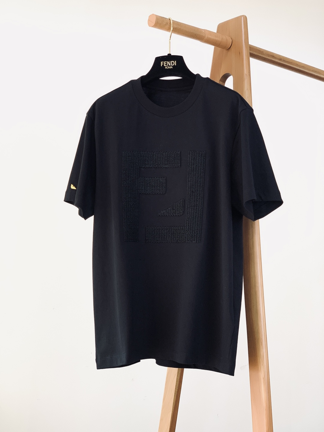 Fendi 芬迪 2026SS早春新品 编织标识短袖T恤。白、黑、灰三色演绎意式奢雅。立体编织FF标工艺