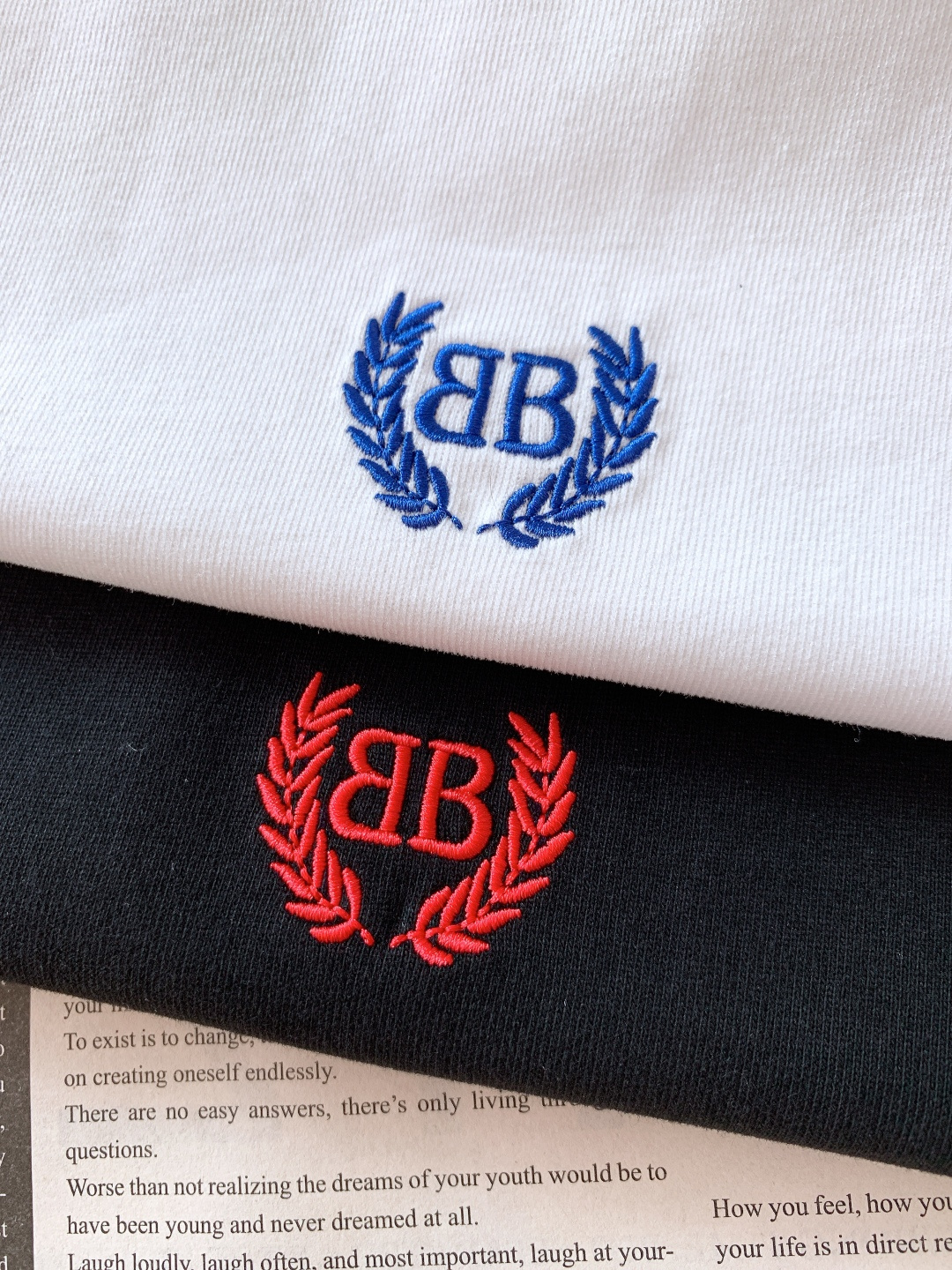 𝐁𝐚𝐥𝐞𝐧𝐜𝐢𝐚𝐠𝐚 巴黎世家 2026SS早春新品 经典BB麦穗刺绣短袖T恤，黑、白双色诠释极简高奢。