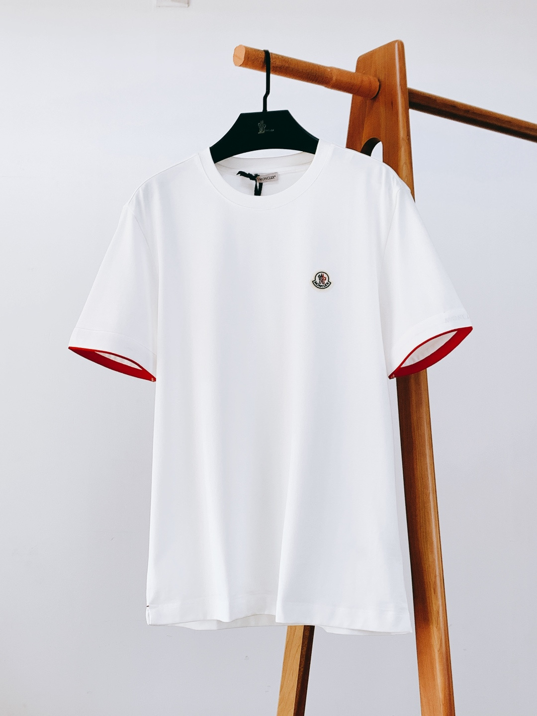 Moncler 蒙口 2026SS早春新品 经典标识短袖T恤。黑、白双色诠释轻奢机能风，细节处尽显品牌匠