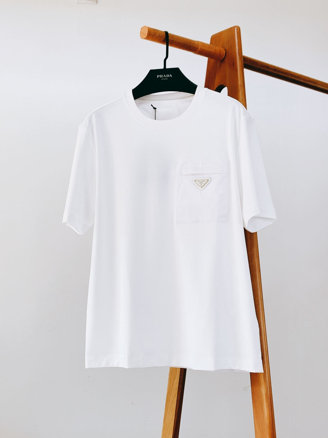 Prada 普拉达 2026SS早春新品 经典三角标短袖T恤。黑、白双色诠释意式极简奢雅，细节处尽显品牌