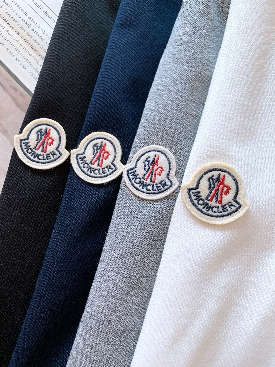 Moncler 蒙口 2026SS早春新品 经典徽章短袖。高支丝光棉混纺凉感面料，透气不闷汗还抗皱易打理