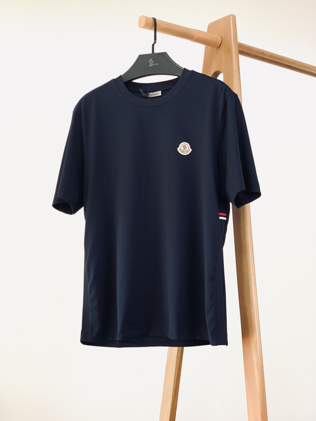 Moncler 蒙口 2026SS早春新品 经典徽章短袖。高支丝光棉混纺凉感面料，透气不闷汗还抗皱易打理