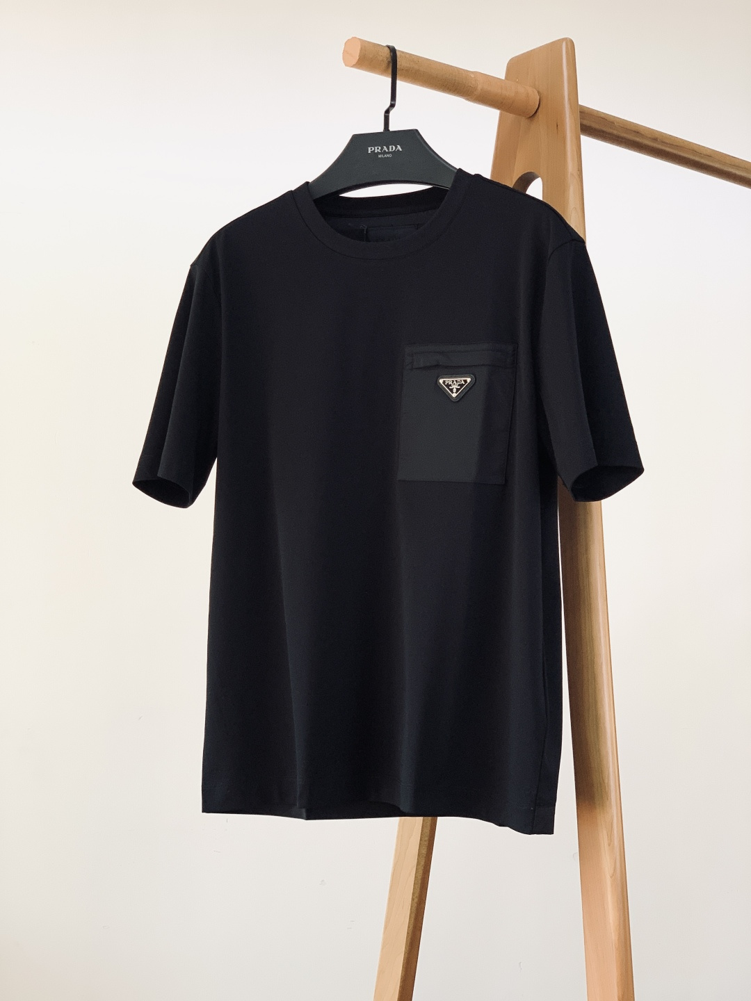 Prada 普拉达 2026SS早春新品 经典三角标短袖T恤。黑、白双色诠释意式极简奢雅，细节处尽显品牌