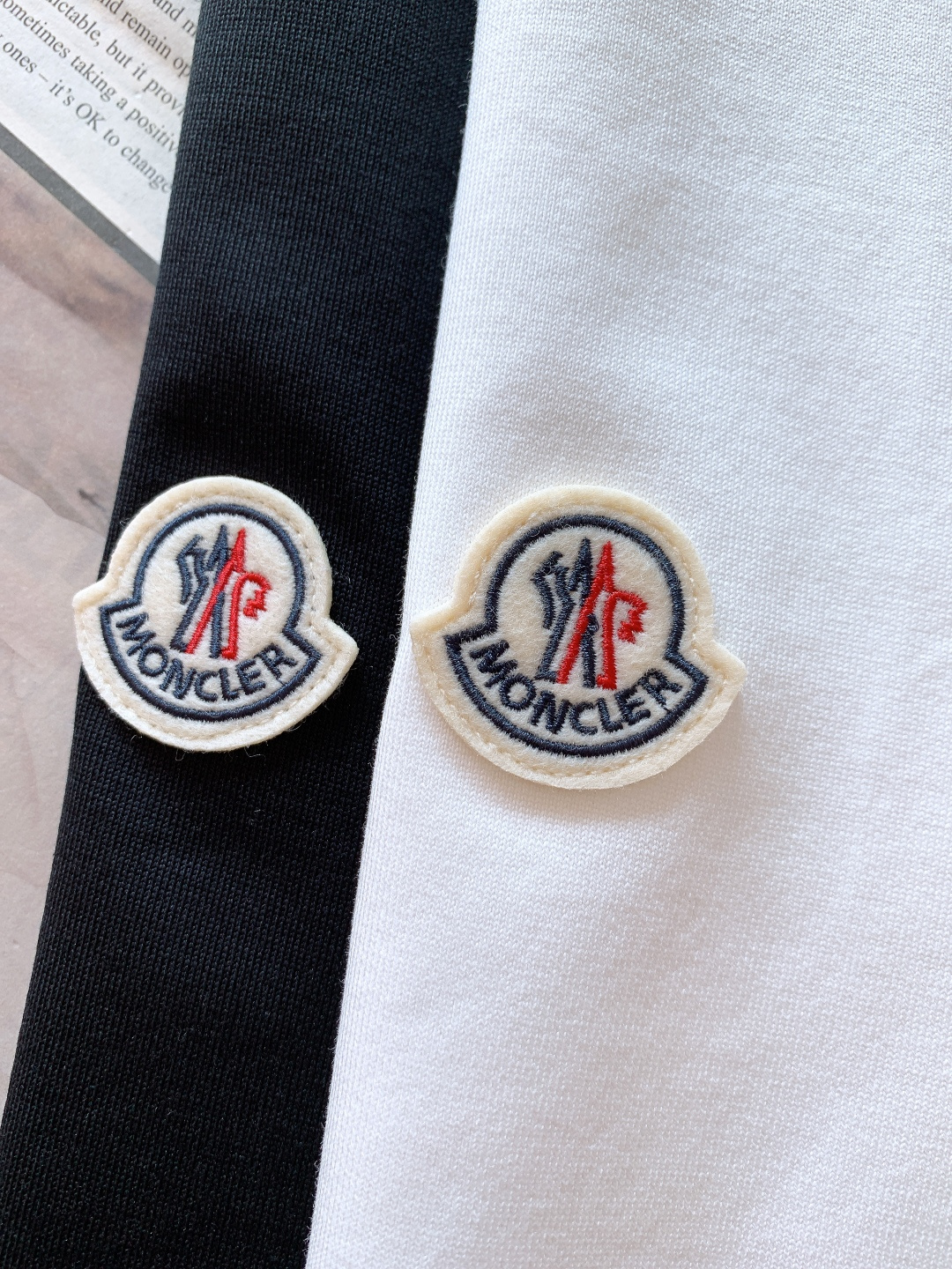 Moncler 蒙口 2026SS早春新品 经典标识短袖T恤。黑、白双色诠释轻奢机能风，细节处尽显品牌匠