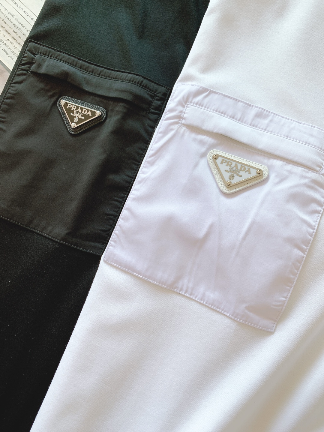 Prada 普拉达 2026SS早春新品 经典三角标短袖T恤。黑、白双色诠释意式极简奢雅，细节处尽显品牌